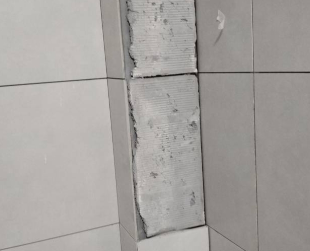 思明瓷砖空鼓维修公司分享下瓷砖施工前基层浇水润湿程度不足，可能导致以下问题