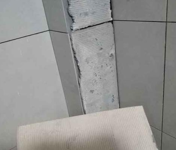 思明瓷砖空鼓维修公司分享下厨房瓷砖脱落的补救措施。